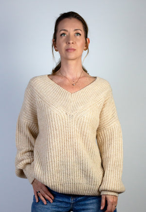 Elegancki beżowy sweter z głębokim dekoltem V