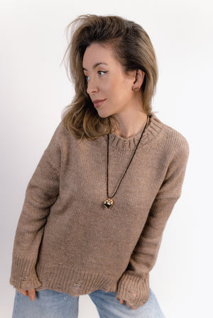 Sweter z wełną w kolorze latte, niezbędny element zimowej garderoby