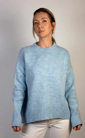Niebieski sweter casual, idealny na chłodne dni