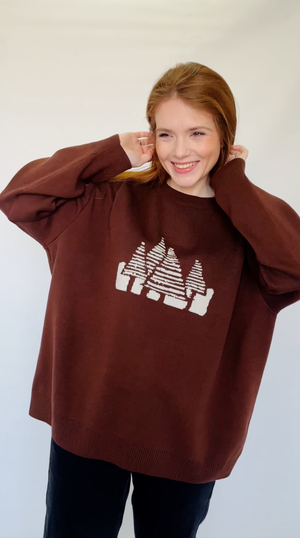 Elegancki brązowy sweter z delikatnym motywem choinek