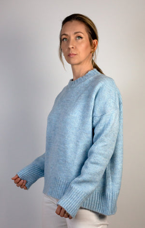 Sweter casual w kolorze błękitnym, ciepły i stylowy