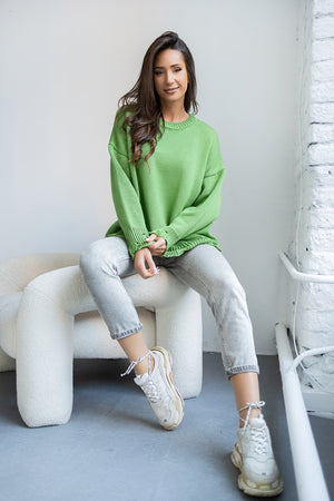 Sweter w stylu grunge w kolorze zielonym, łączący komfort i niebanalny wygląd