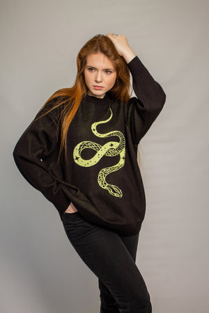 Sweter z unikalnym motywem zielonego węża