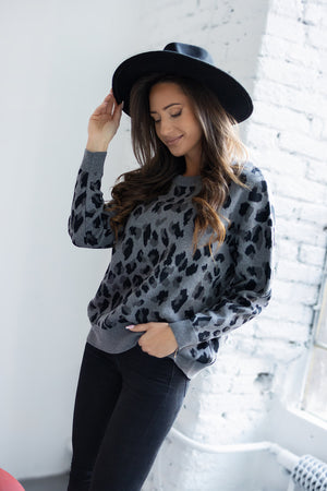 Szary sweter w print leopard, idealny na miejskie wyjścia