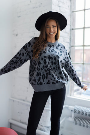 Trendy szary sweter z printem leoparda, dodający charakteru miejskim stylizacjom