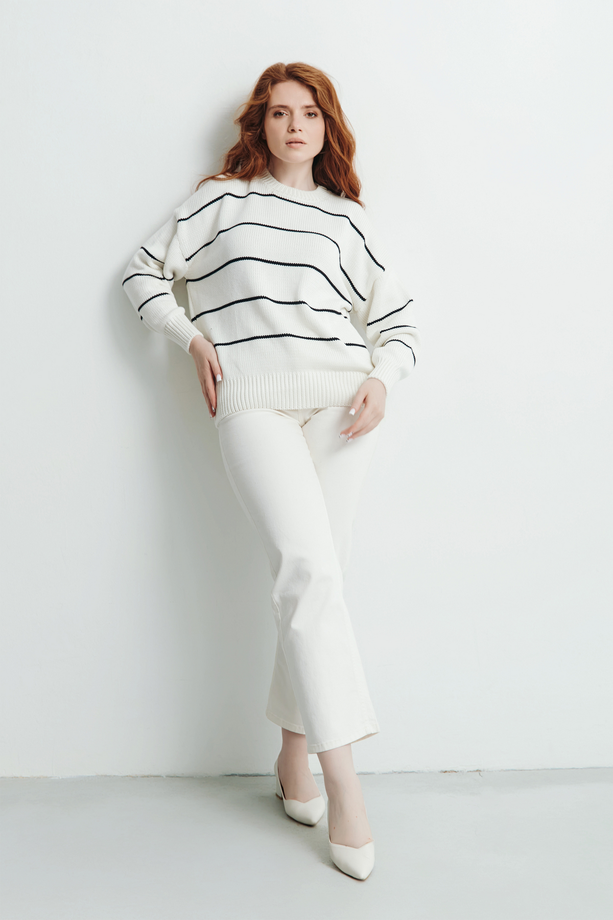 Sweter w mleczno czarne paski