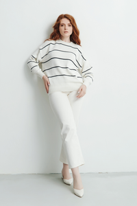 Sweter w mleczno czarne paski