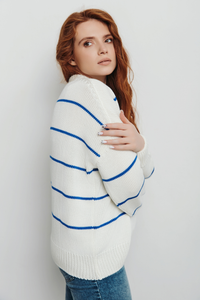 Sweter w mleczno błękitne paski