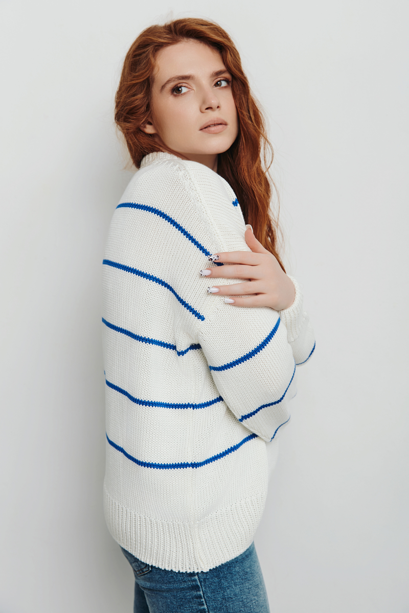 Sweter w mleczno błękitne paski