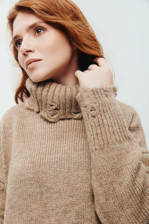Brązowy sweter z golfem z delikatnymi dziurkowanymi wstawkami