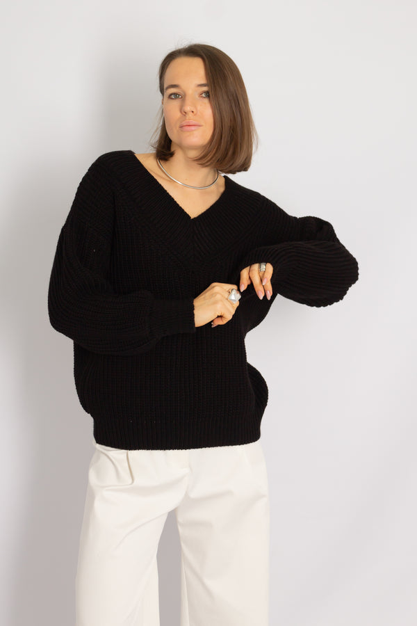 Czarny sweter z trójkątnym dekoltem - klasyczna elegancja