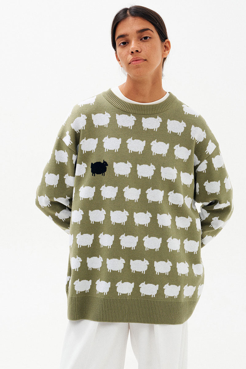 Oliwkowy sweter z owieczkami, elegancki i komfortowy