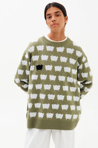 Oliwkowy sweter z owieczkami, elegancki i komfortowy