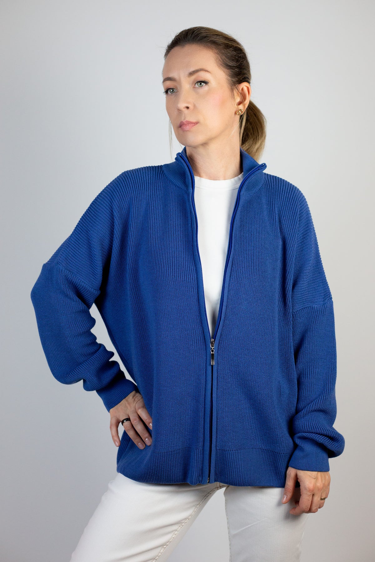 Rozpinany kardigan w modnym kolorze jeansowym