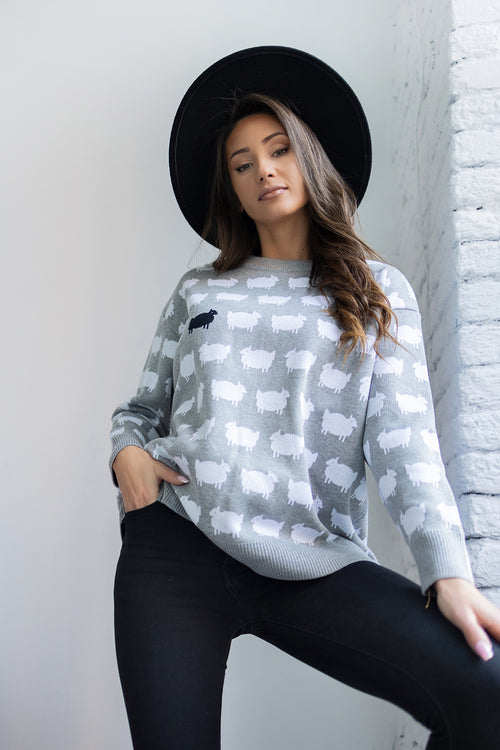 Sweter Czarna Owieczka w stylu księżnej Diany
