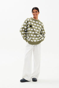 Sweter z owieczkami w oliwkowym odcieniu, inspiracja księżną Dianą