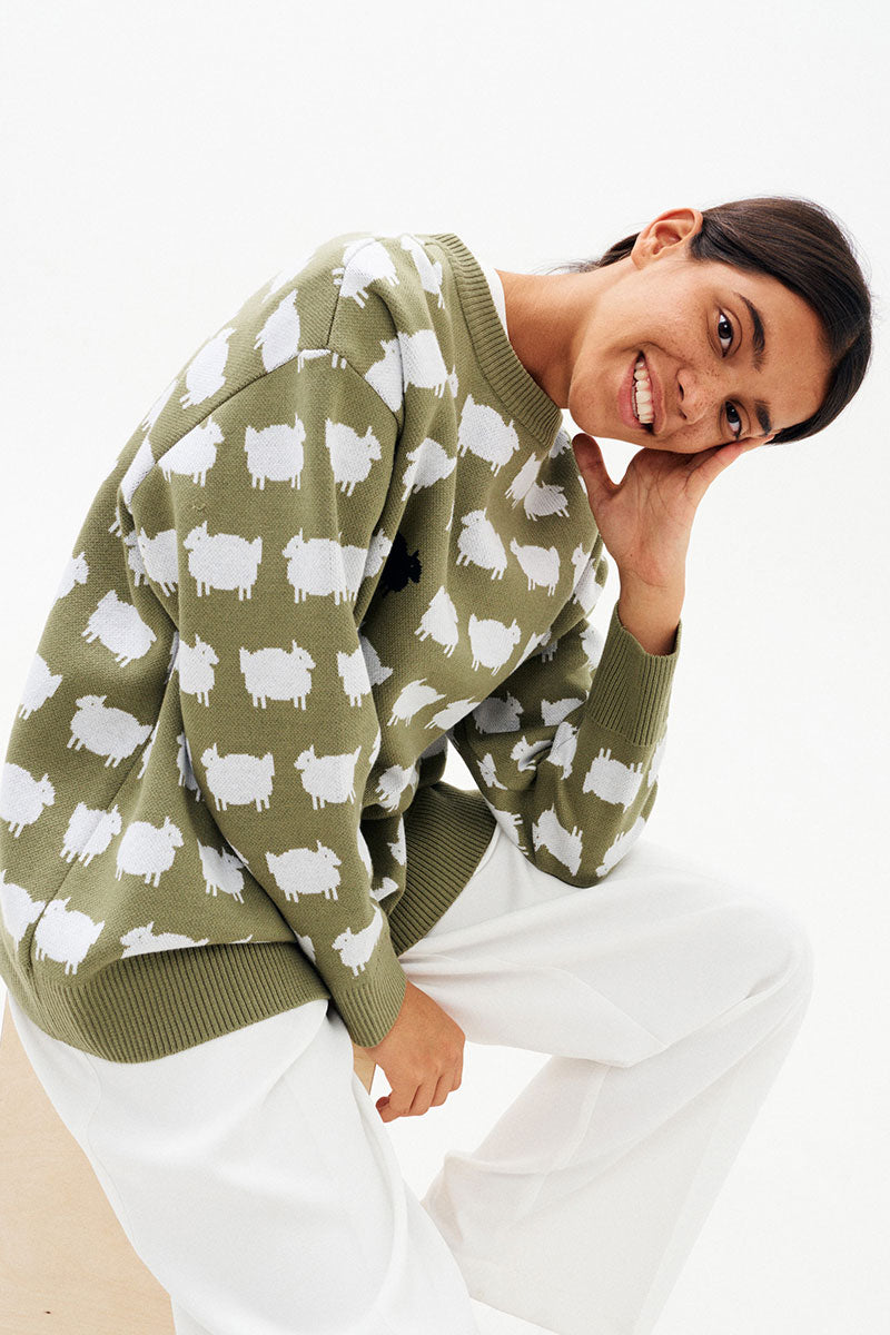 Sweter w kolorze oliwkowym symbolizujący niezależność i styl