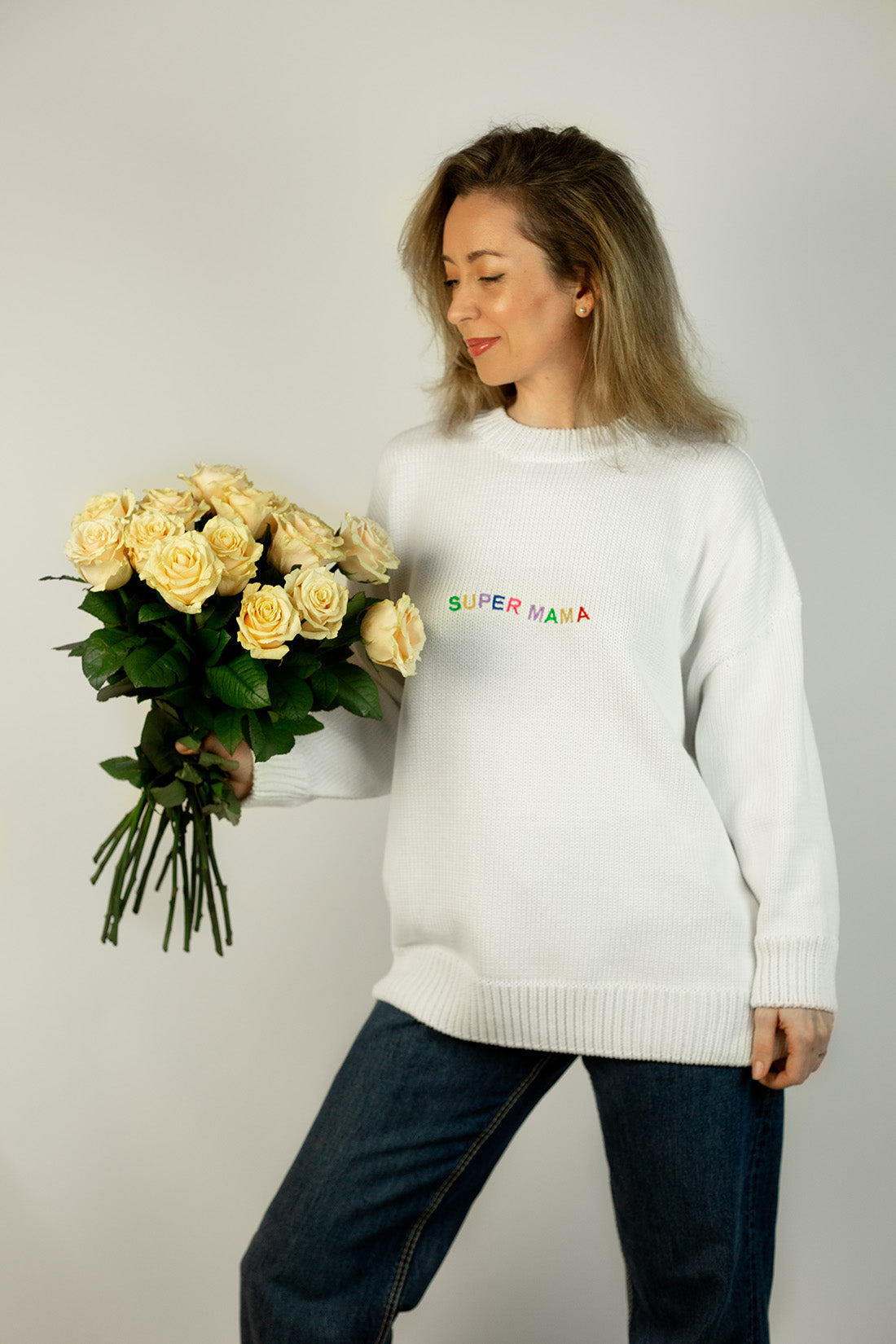 Modny biały sweter SUPER MAMA dla nowoczesnych mam