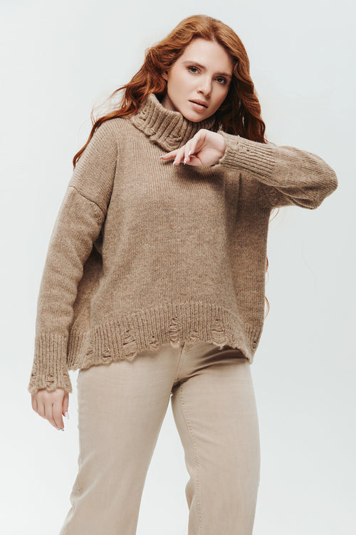 Sweter z golfem w kolorze brązowym z luźnym kołnierzem
